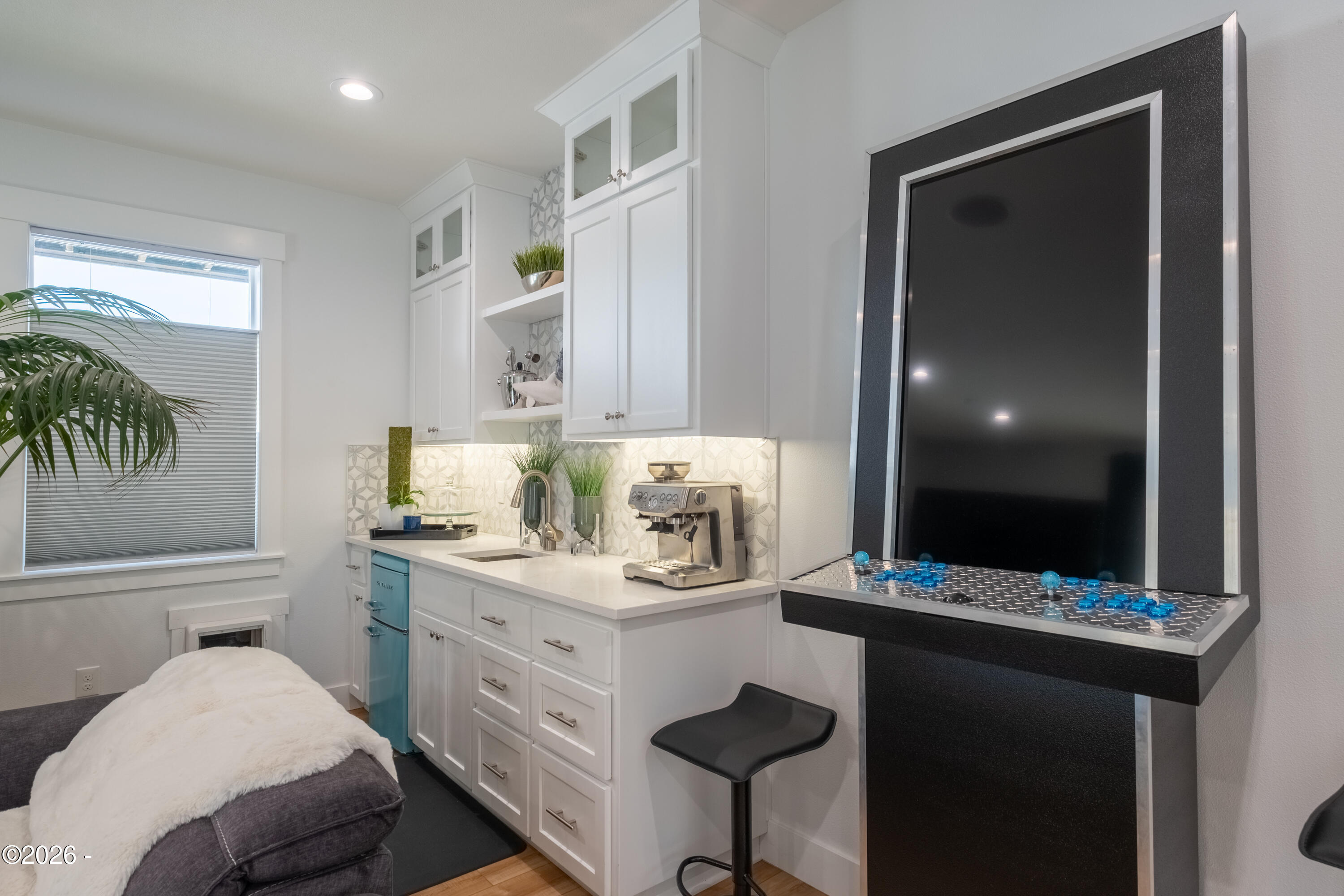 Luxury that inspires in the coveted Roads End neighborhood, where thou – image 29