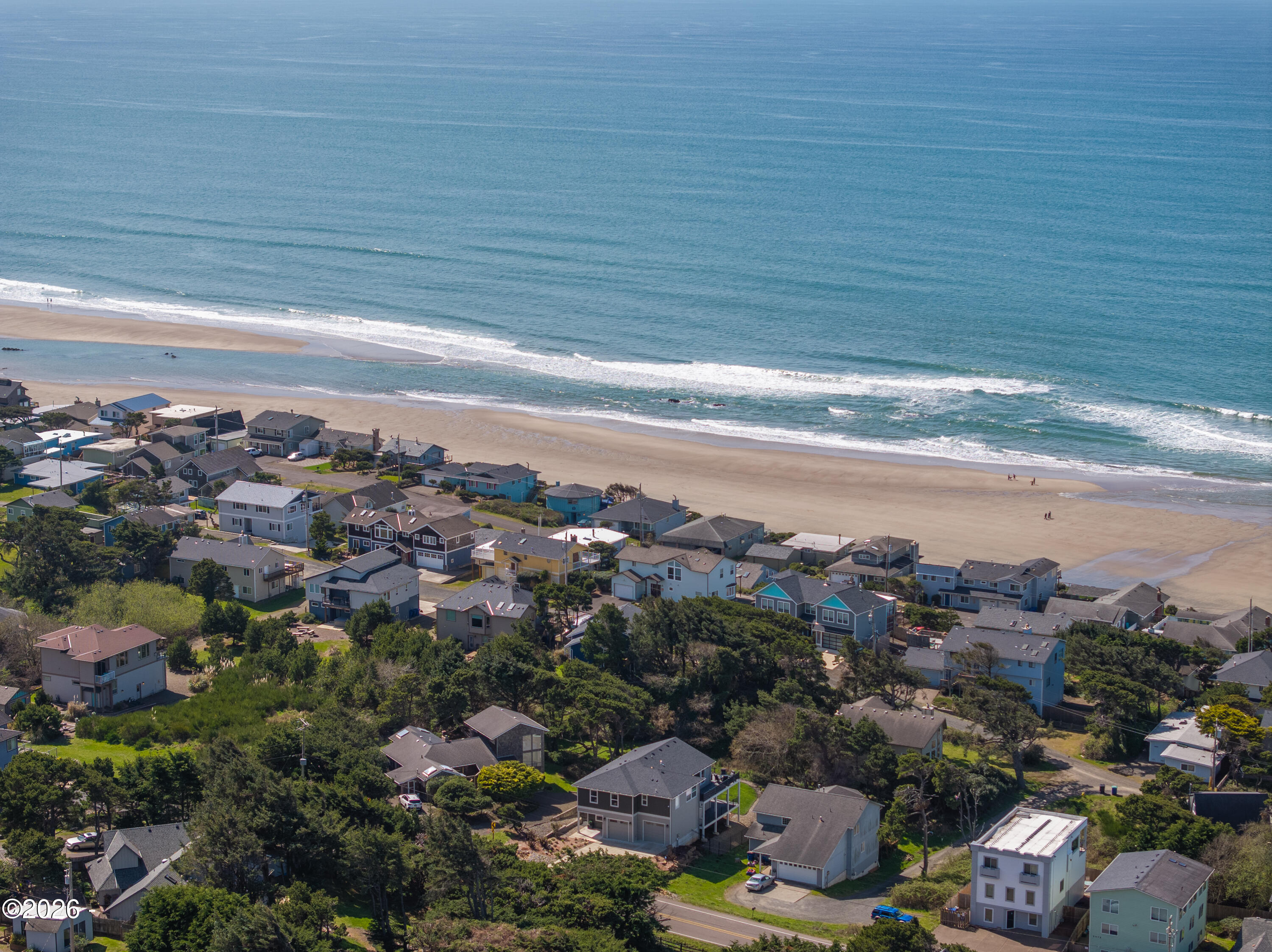 Luxury that inspires in the coveted Roads End neighborhood, where thou – image 41