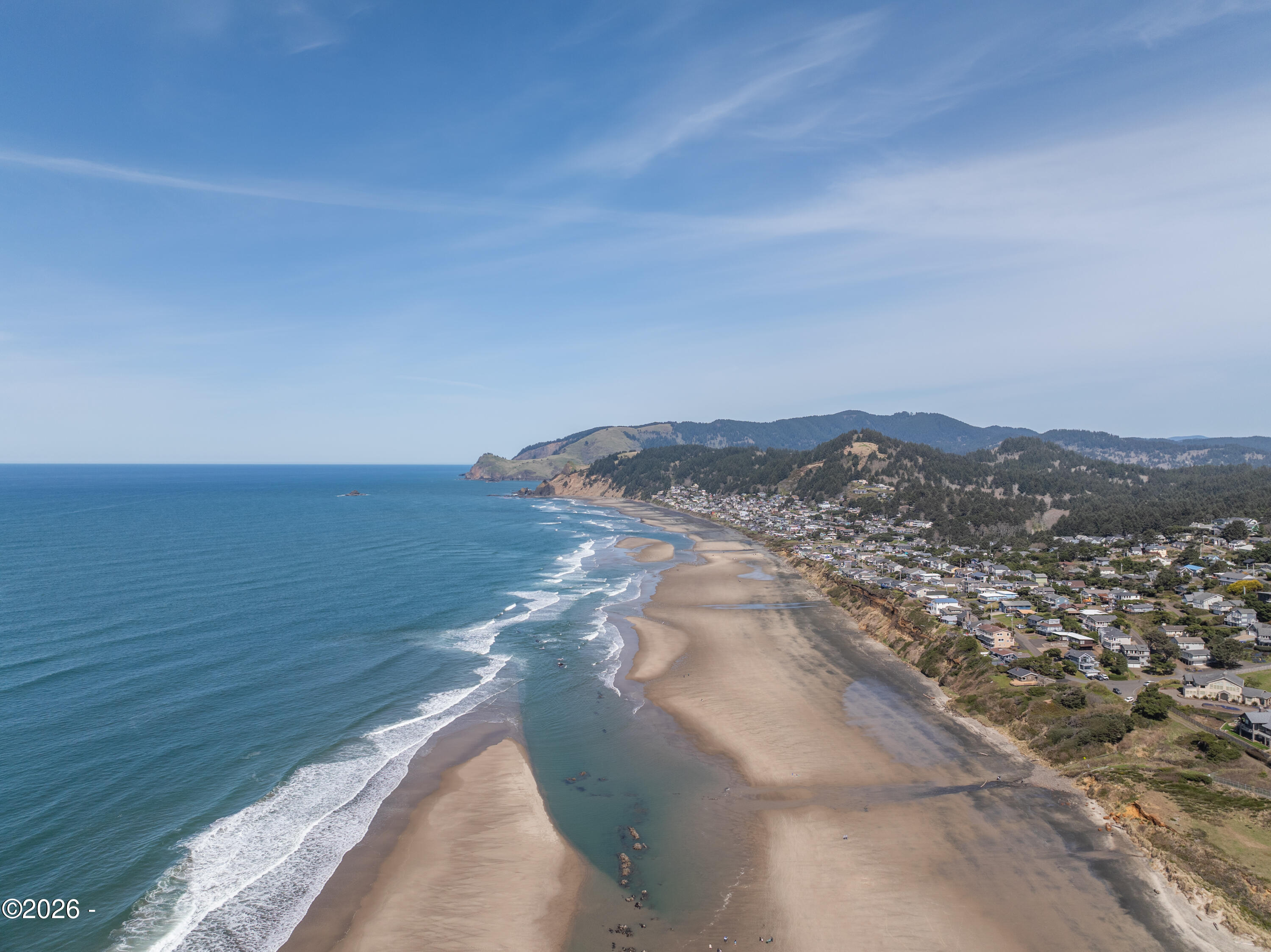 Luxury that inspires in the coveted Roads End neighborhood, where thou – image 48