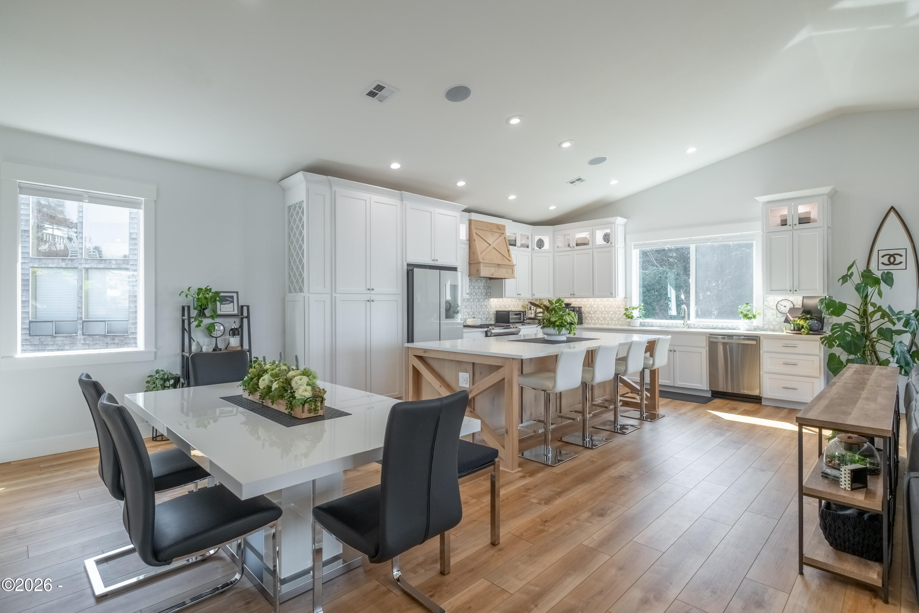 Luxury that inspires in the coveted Roads End neighborhood, where thou – image 11