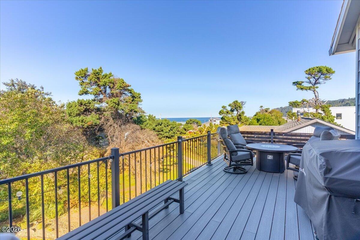 Luxury that inspires in the coveted Roads End neighborhood, where thou – image 36