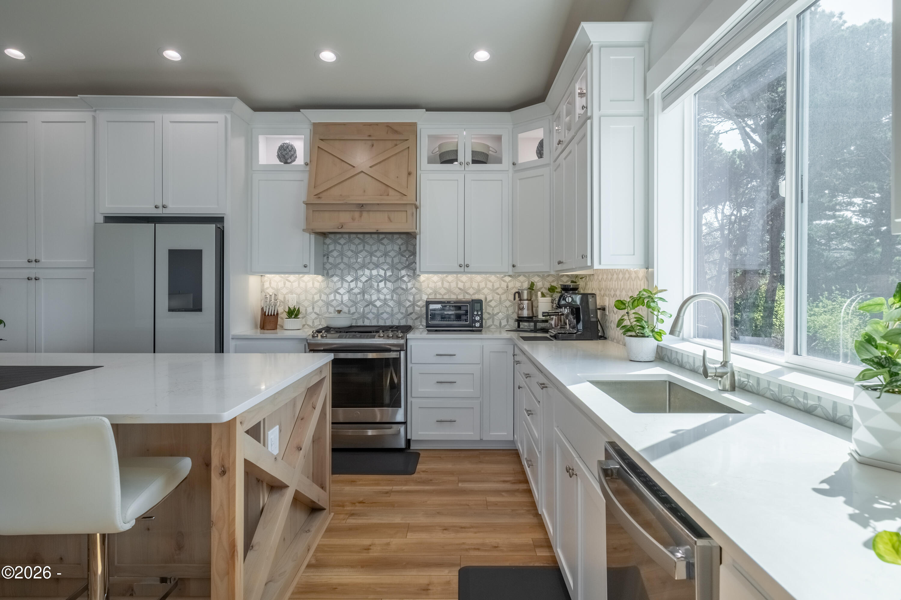 Luxury that inspires in the coveted Roads End neighborhood, where thou – image 10