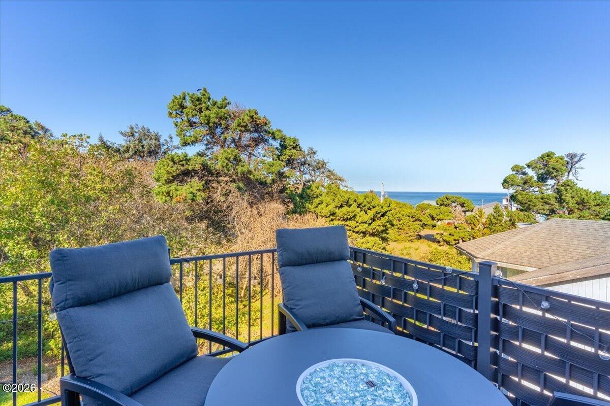 Luxury that inspires in the coveted Roads End neighborhood, where thou – image 34
