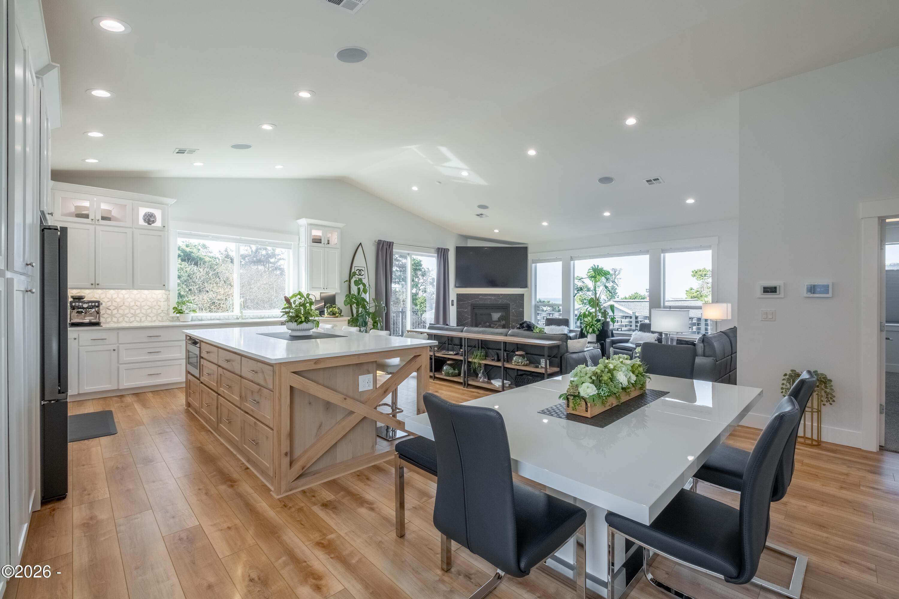 Luxury that inspires in the coveted Roads End neighborhood, where thou – image 7