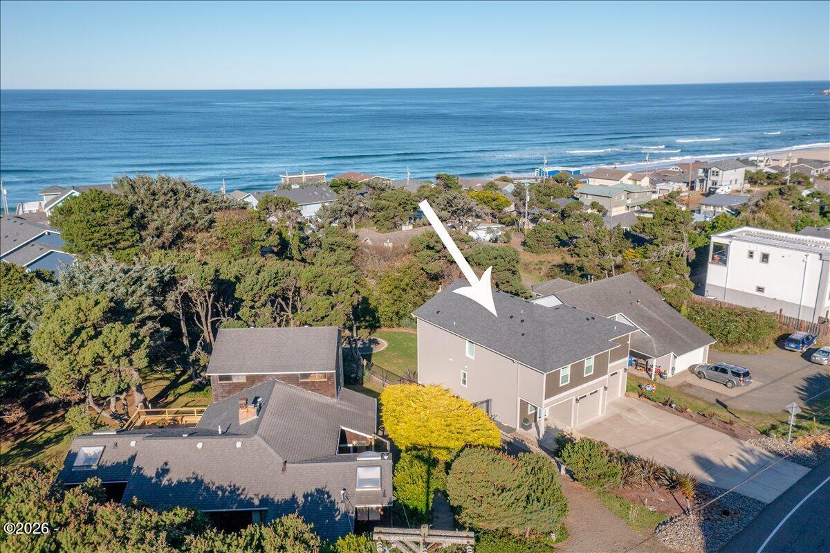 Luxury that inspires in the coveted Roads End neighborhood, where thou – image 4