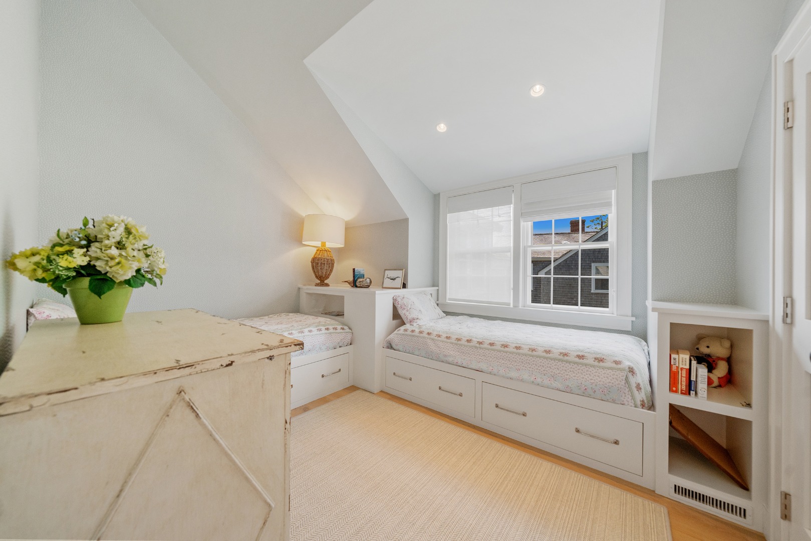 Nantucket, Massachusetts 02564, United States, 5 Bedrooms Bedrooms, ,5 BathroomsBathrooms,Residential,Pending,153318