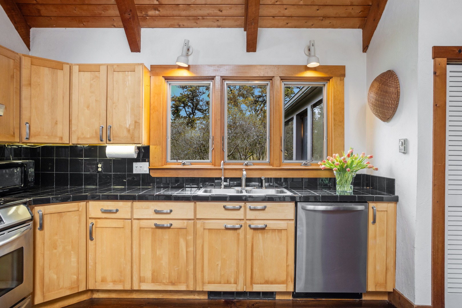 Nantucket, Massachusetts 02554, United States, 2 Bedrooms Bedrooms, ,3 BathroomsBathrooms,Residential,Active,130184