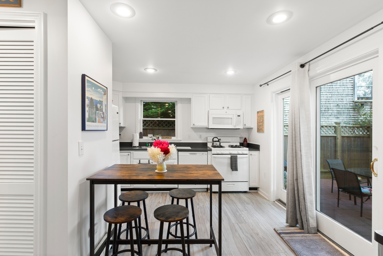 Nantucket, Massachusetts 02554, United States, 2 Bedrooms Bedrooms, ,1 BathroomBathrooms,Residential,Pending,40665