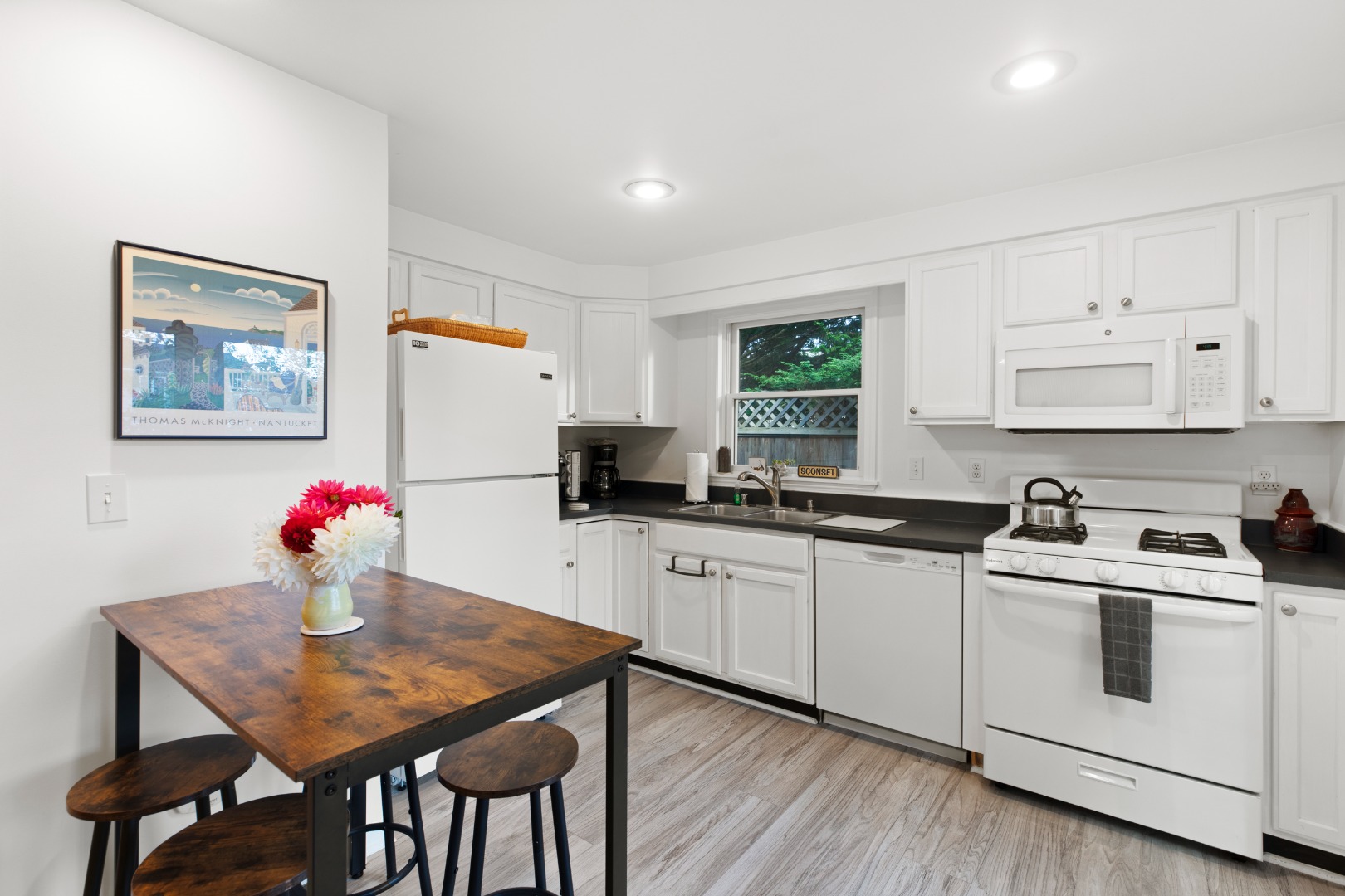 Nantucket, Massachusetts 02554, United States, 2 Bedrooms Bedrooms, ,1 BathroomBathrooms,Residential,Pending,40665