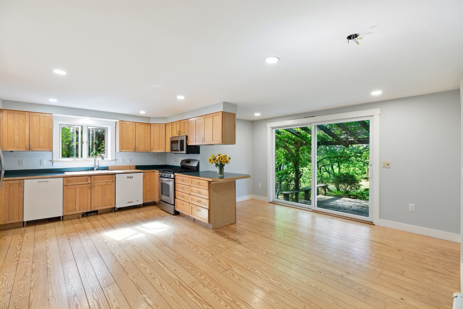 Nantucket, Massachusetts 02554, United States, 3 Bedrooms Bedrooms, ,4 BathroomsBathrooms,Residential,Active,173653