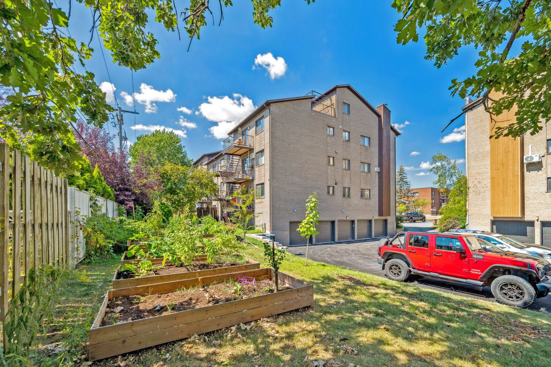 Saint-Lambert, QC J4S 1Y6, Canada, 2 Bedrooms Bedrooms, ,1 BathroomBathrooms,Residential,Active,199770