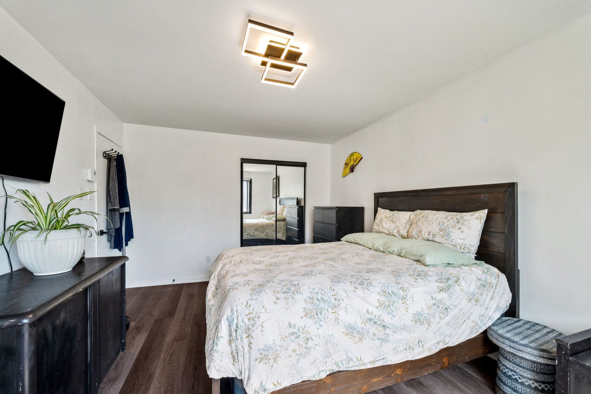 Saint-Lambert, QC J4S 1Y6, Canada, 2 Bedrooms Bedrooms, ,1 BathroomBathrooms,Residential,Active,199770