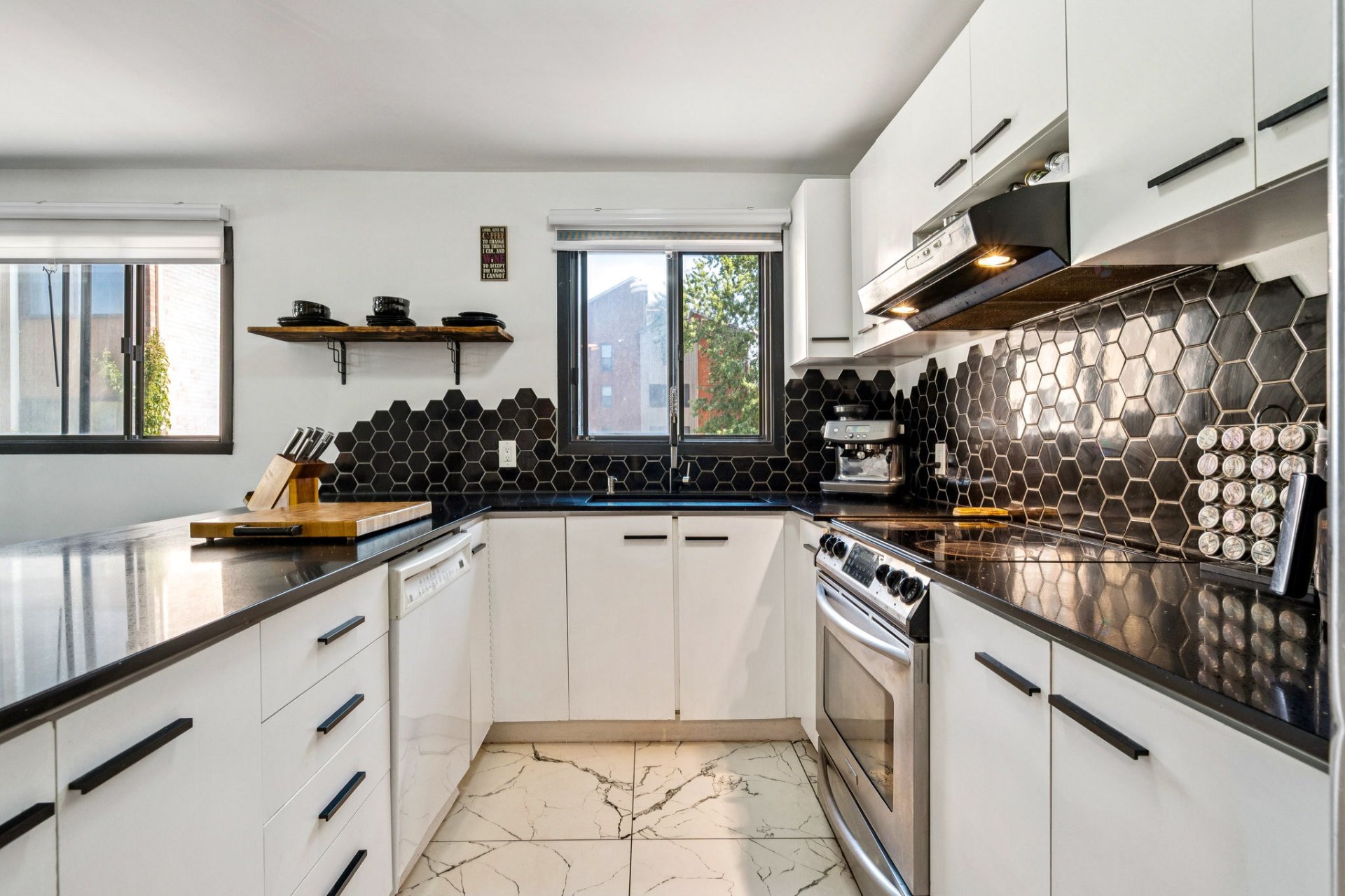 Saint-Lambert, QC J4S 1Y6, Canada, 2 Bedrooms Bedrooms, ,1 BathroomBathrooms,Residential,Active,199770