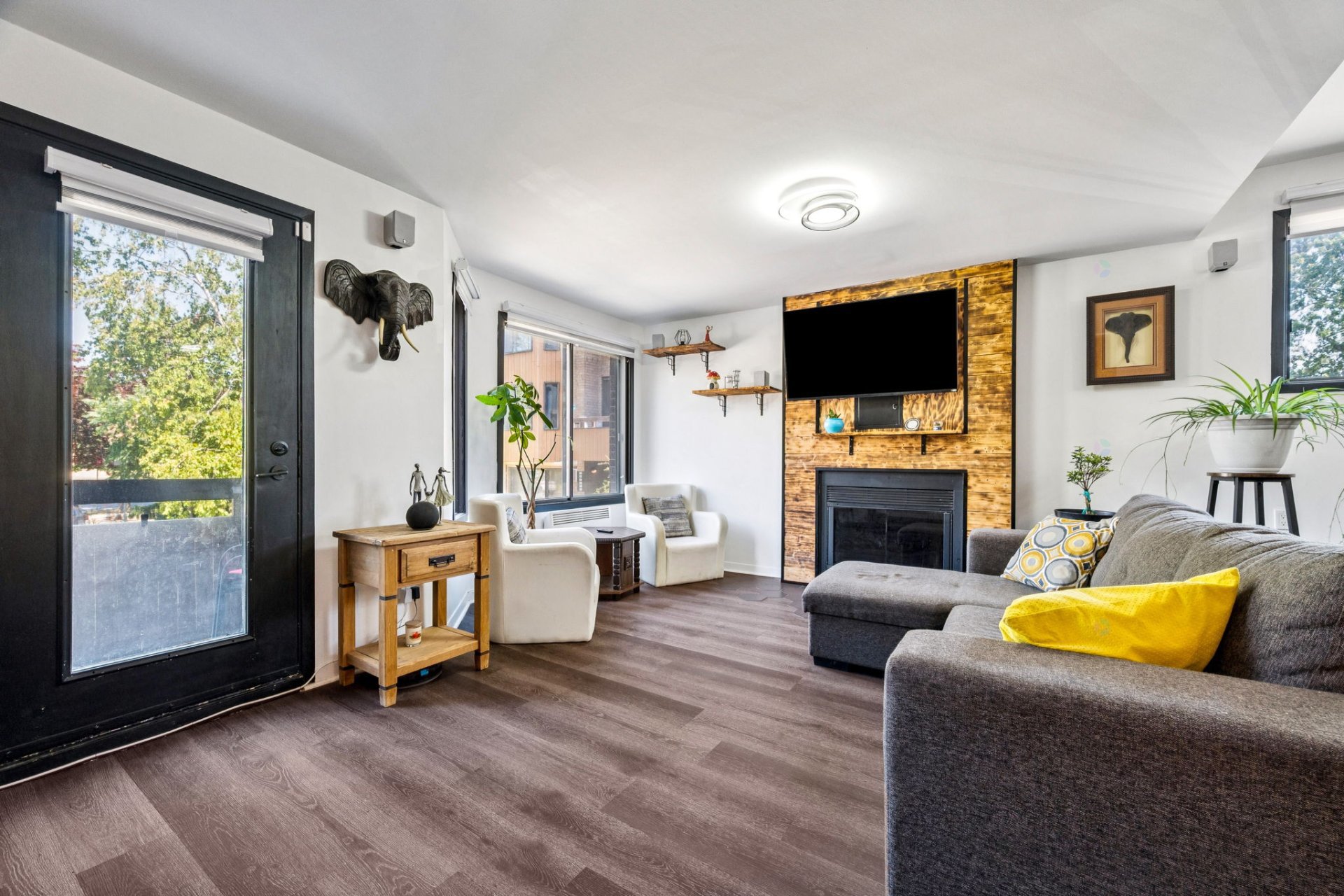 Saint-Lambert, QC J4S 1Y6, Canada, 2 Bedrooms Bedrooms, ,1 BathroomBathrooms,Residential,Active,199770