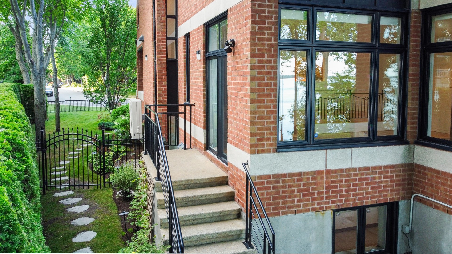 Montréal (Verdun/Île-Des-Soeurs), QC H3E 1X1, Canada, 4 Bedrooms Bedrooms, ,4 BathroomsBathrooms,Residential,Active,206310