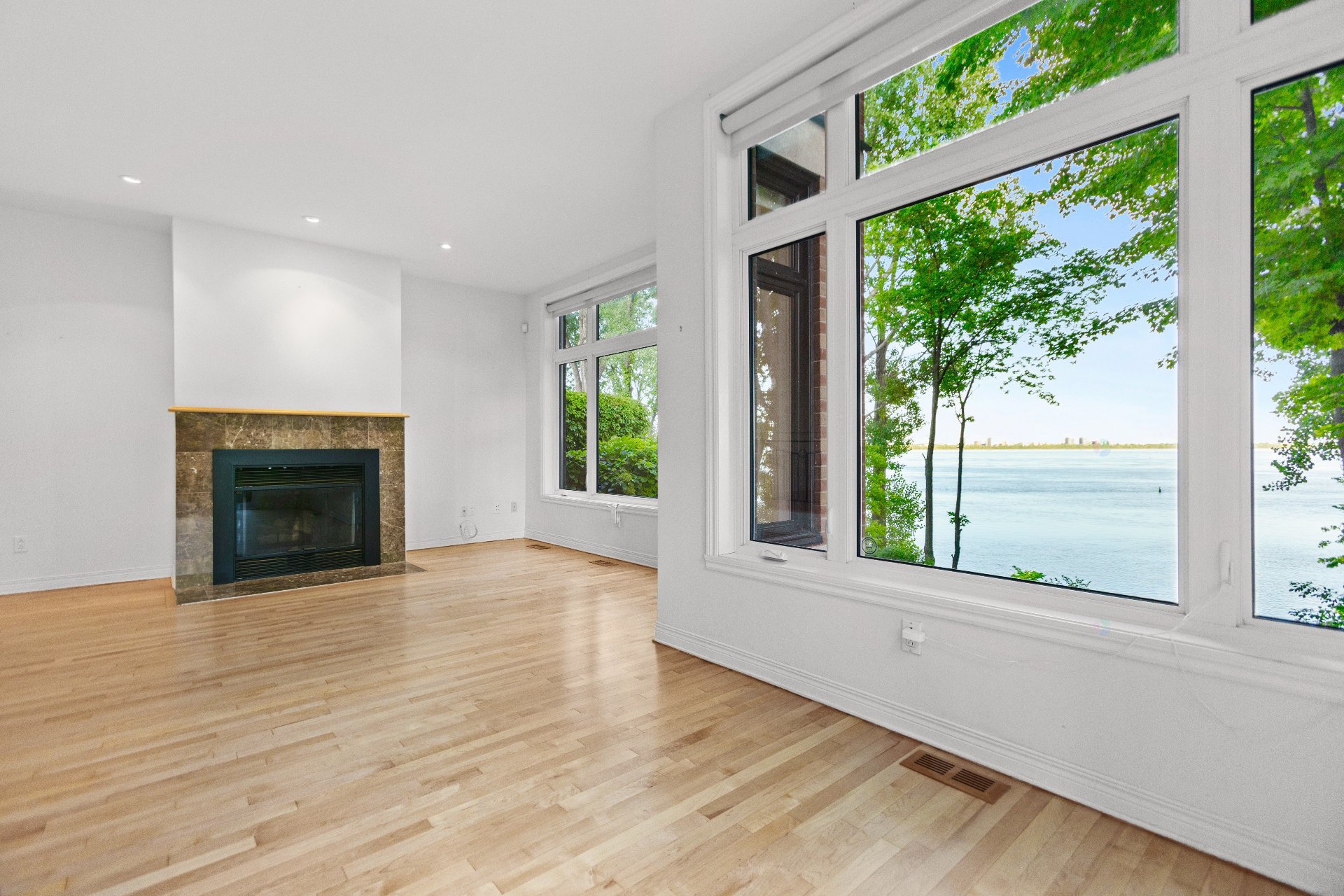 Montréal (Verdun/Île-Des-Soeurs), QC H3E 1X1, Canada, 4 Bedrooms Bedrooms, ,4 BathroomsBathrooms,Residential,Active,206310