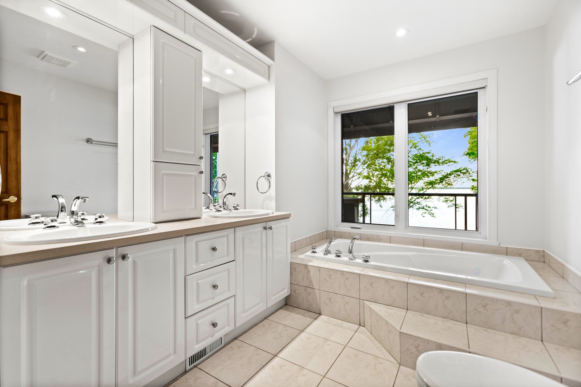 Montréal (Verdun/Île-Des-Soeurs), QC H3E 1X1, Canada, 4 Bedrooms Bedrooms, ,4 BathroomsBathrooms,Residential,Active,206310