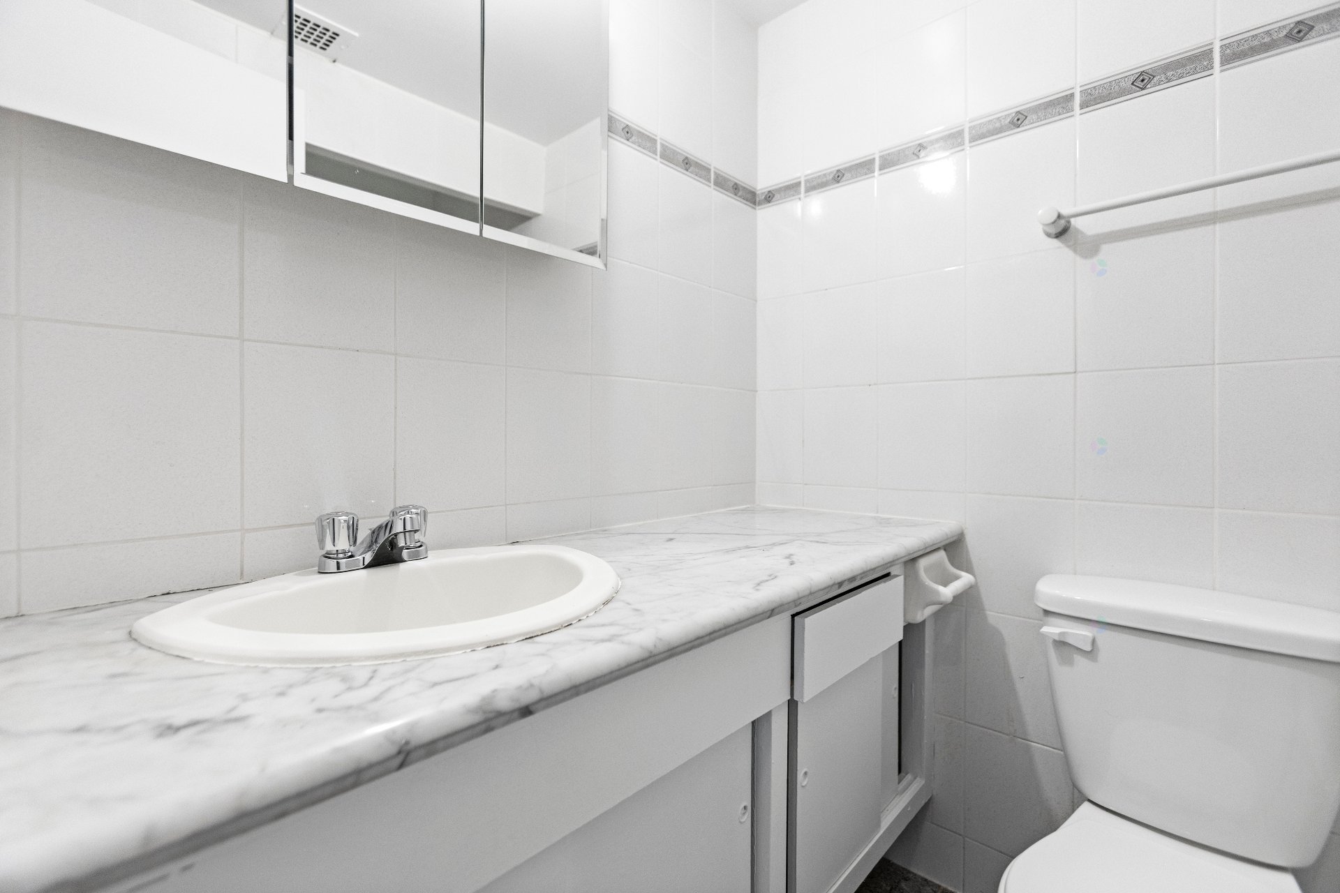 Côte-Saint-Luc, QC H3X 2W2, Canada, 2 Bedrooms Bedrooms, ,2 BathroomsBathrooms,Residential,Active,209744