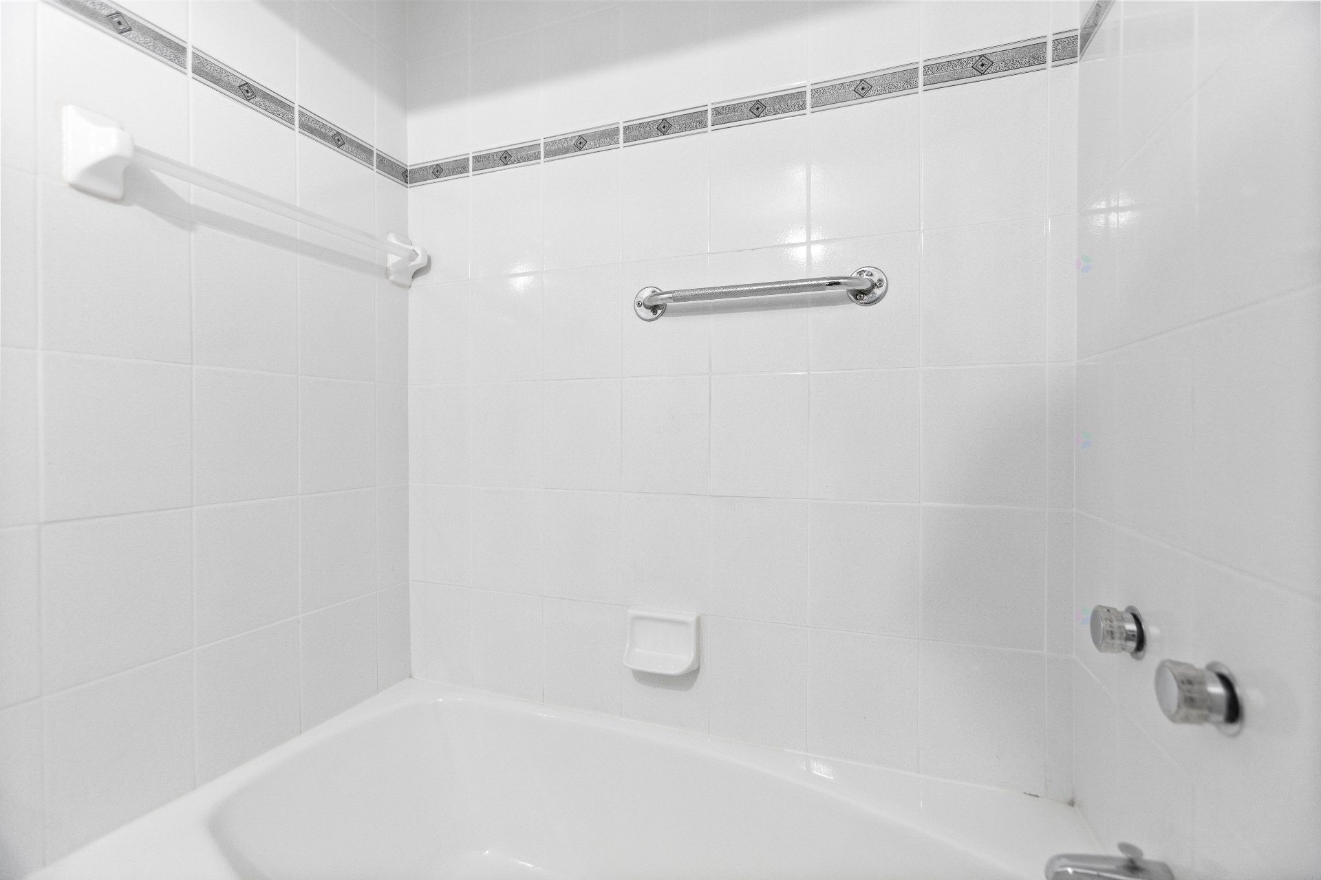 Côte-Saint-Luc, QC H3X 2W2, Canada, 2 Bedrooms Bedrooms, ,2 BathroomsBathrooms,Residential,Active,209744