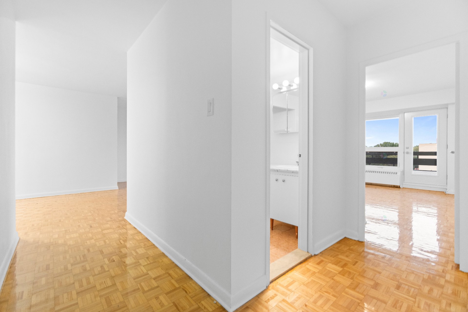 Côte-Saint-Luc, QC H3X 2W2, Canada, 2 Bedrooms Bedrooms, ,2 BathroomsBathrooms,Residential,Active,209744