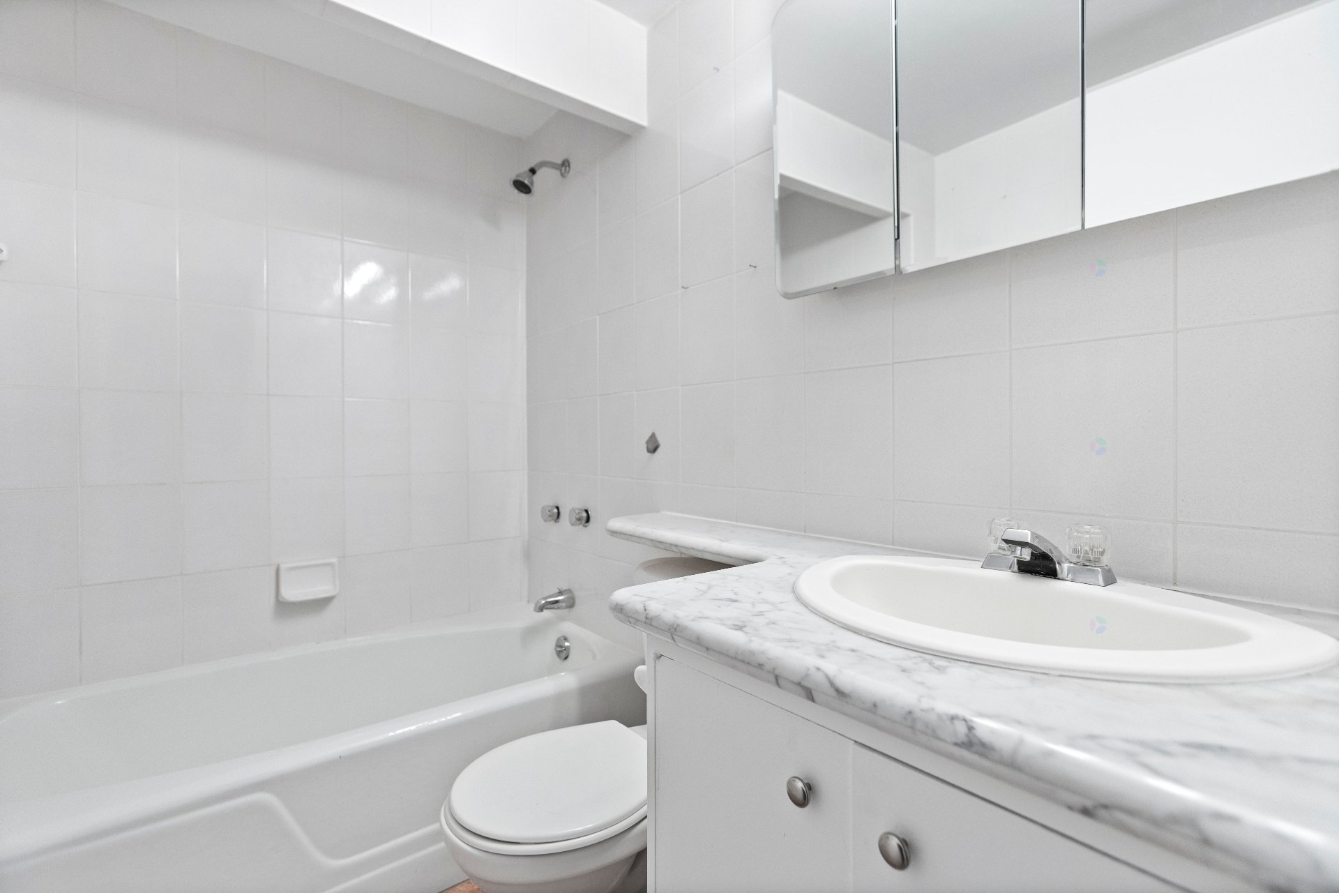 Côte-Saint-Luc, QC H3X 2W2, Canada, 2 Bedrooms Bedrooms, ,2 BathroomsBathrooms,Residential,Active,209744