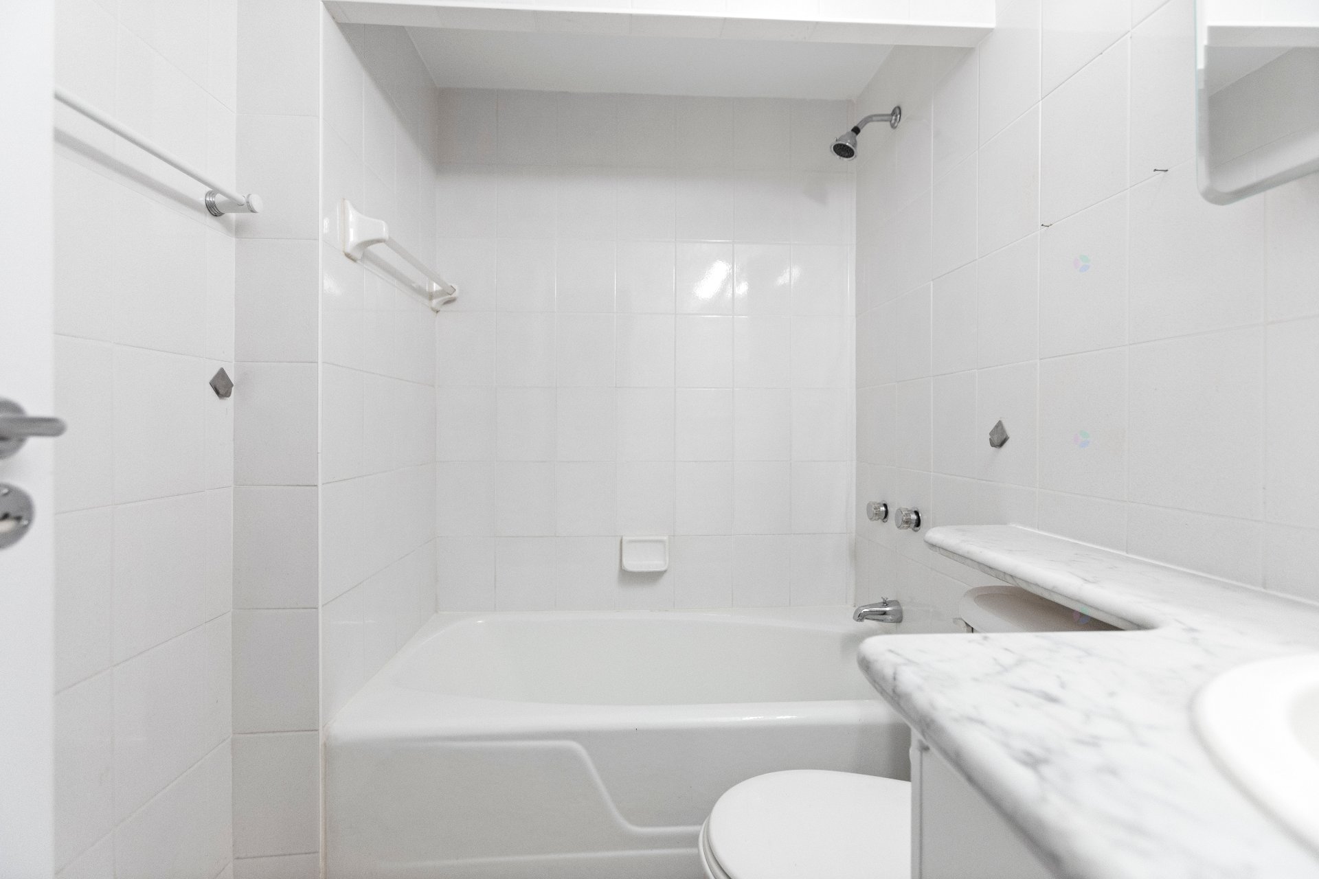 Côte-Saint-Luc, QC H3X 2W2, Canada, 2 Bedrooms Bedrooms, ,2 BathroomsBathrooms,Residential,Active,209744