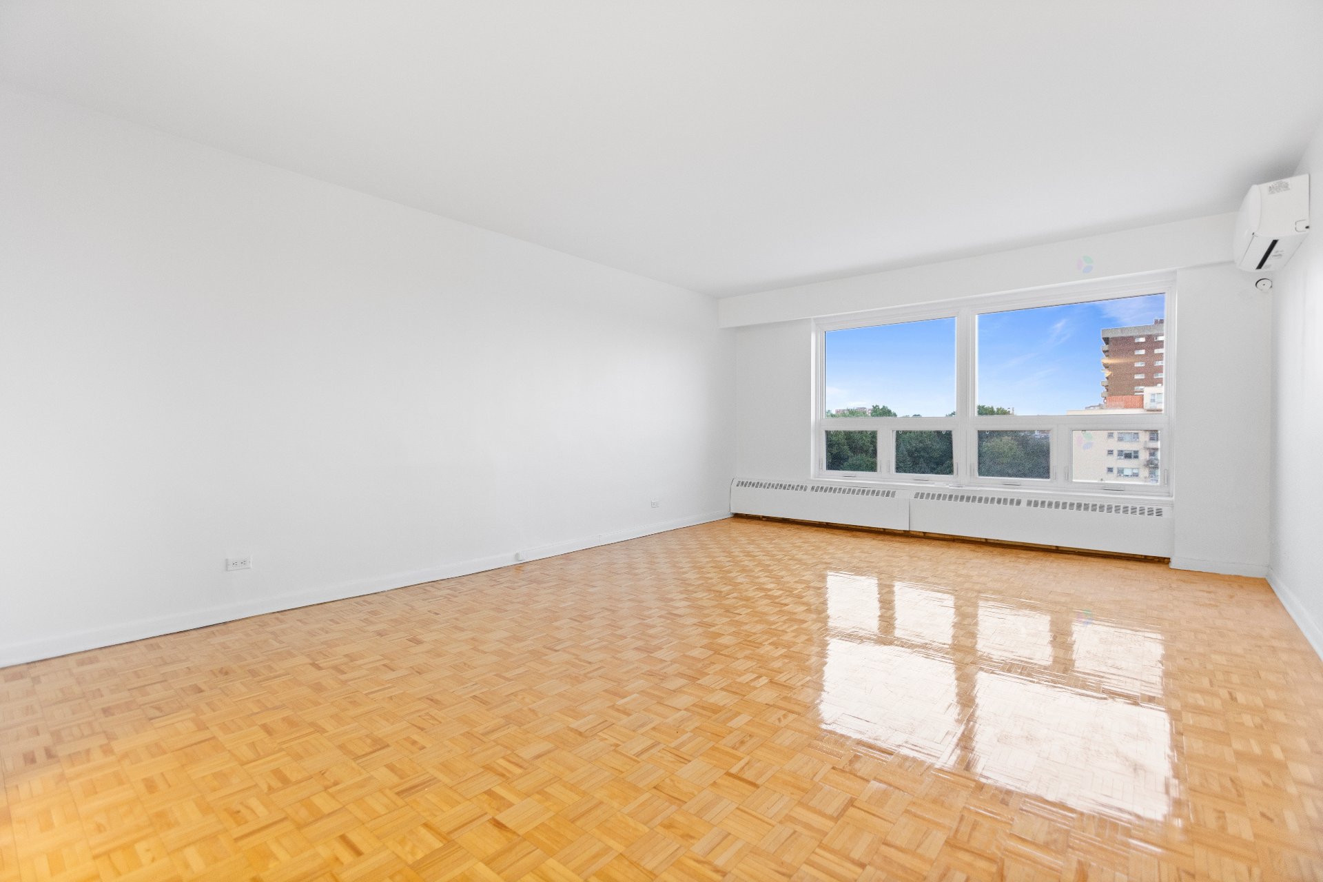 Côte-Saint-Luc, QC H3X 2W2, Canada, 2 Bedrooms Bedrooms, ,2 BathroomsBathrooms,Residential,Active,209744