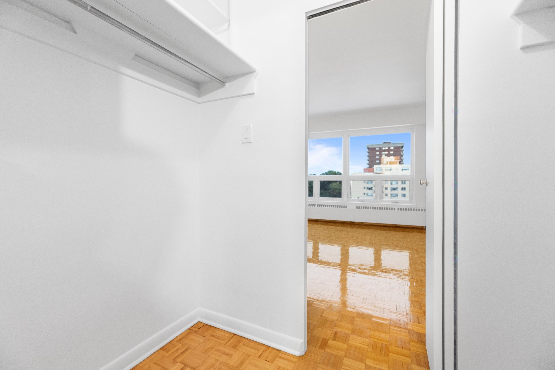 Côte-Saint-Luc, QC H3X 2W2, Canada, 2 Bedrooms Bedrooms, ,2 BathroomsBathrooms,Residential,Active,209744