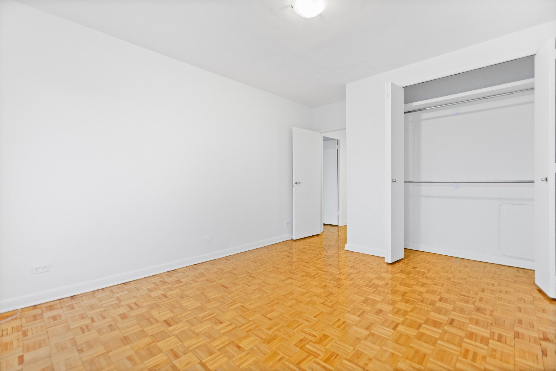 Côte-Saint-Luc, QC H3X 2W2, Canada, 2 Bedrooms Bedrooms, ,2 BathroomsBathrooms,Residential,Active,209744