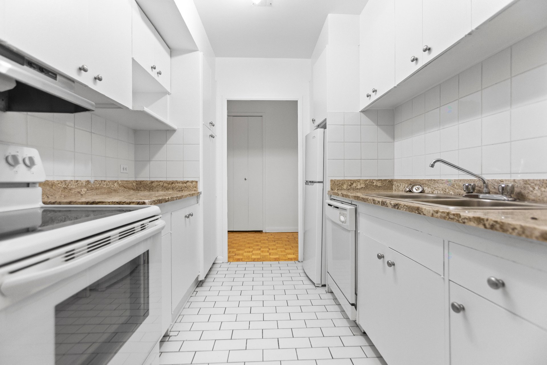 Côte-Saint-Luc, QC H3X 2W2, Canada, 2 Bedrooms Bedrooms, ,2 BathroomsBathrooms,Residential,Active,209744