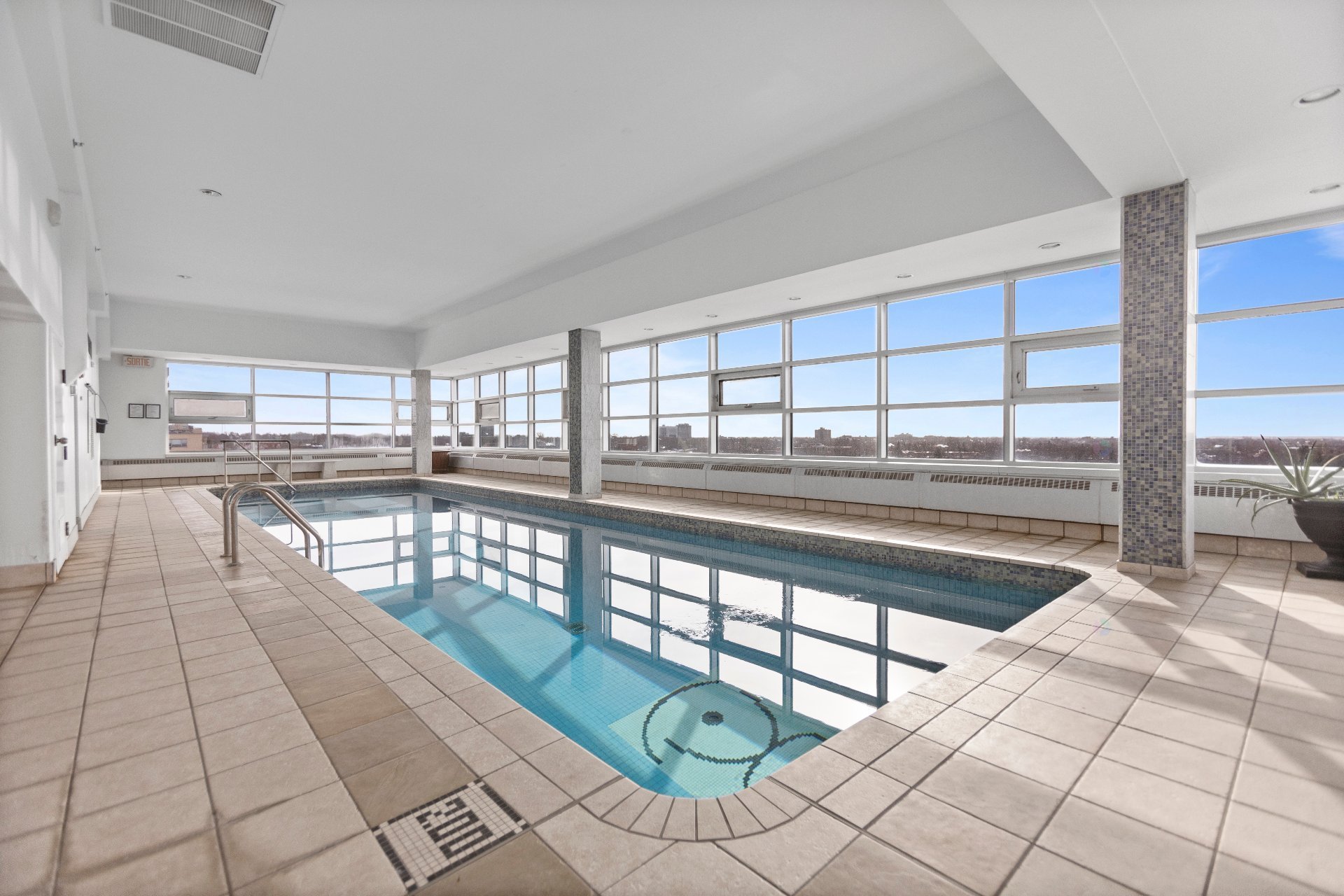 Côte-Saint-Luc, QC H3X 2W2, Canada, 2 Bedrooms Bedrooms, ,2 BathroomsBathrooms,Residential,Active,209744