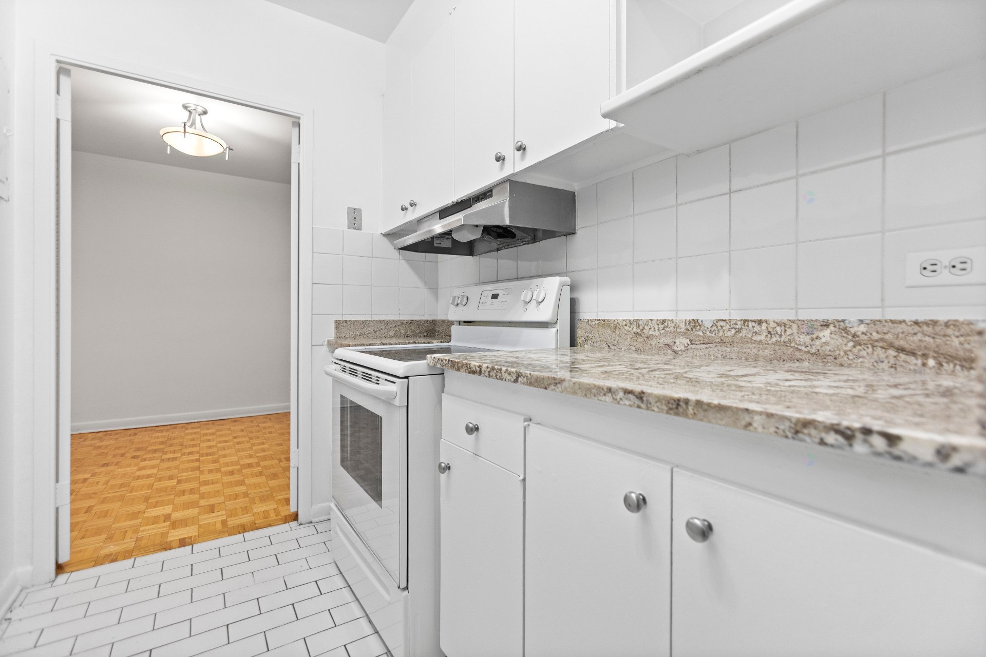 Côte-Saint-Luc, QC H3X 2W2, Canada, 2 Bedrooms Bedrooms, ,2 BathroomsBathrooms,Residential,Active,209744