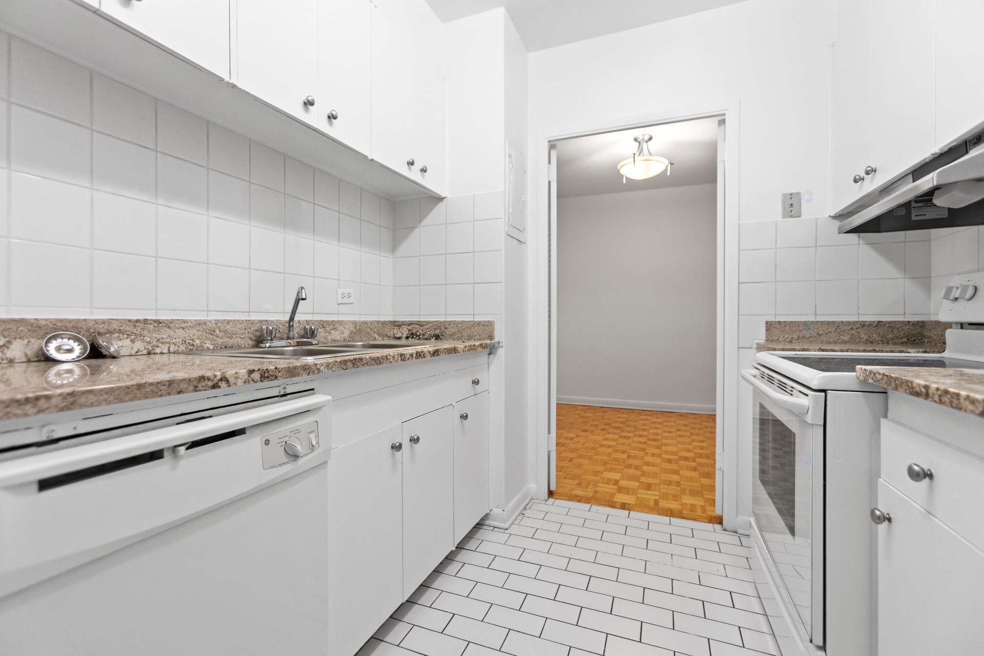 Côte-Saint-Luc, QC H3X 2W2, Canada, 2 Bedrooms Bedrooms, ,2 BathroomsBathrooms,Residential,Active,209744