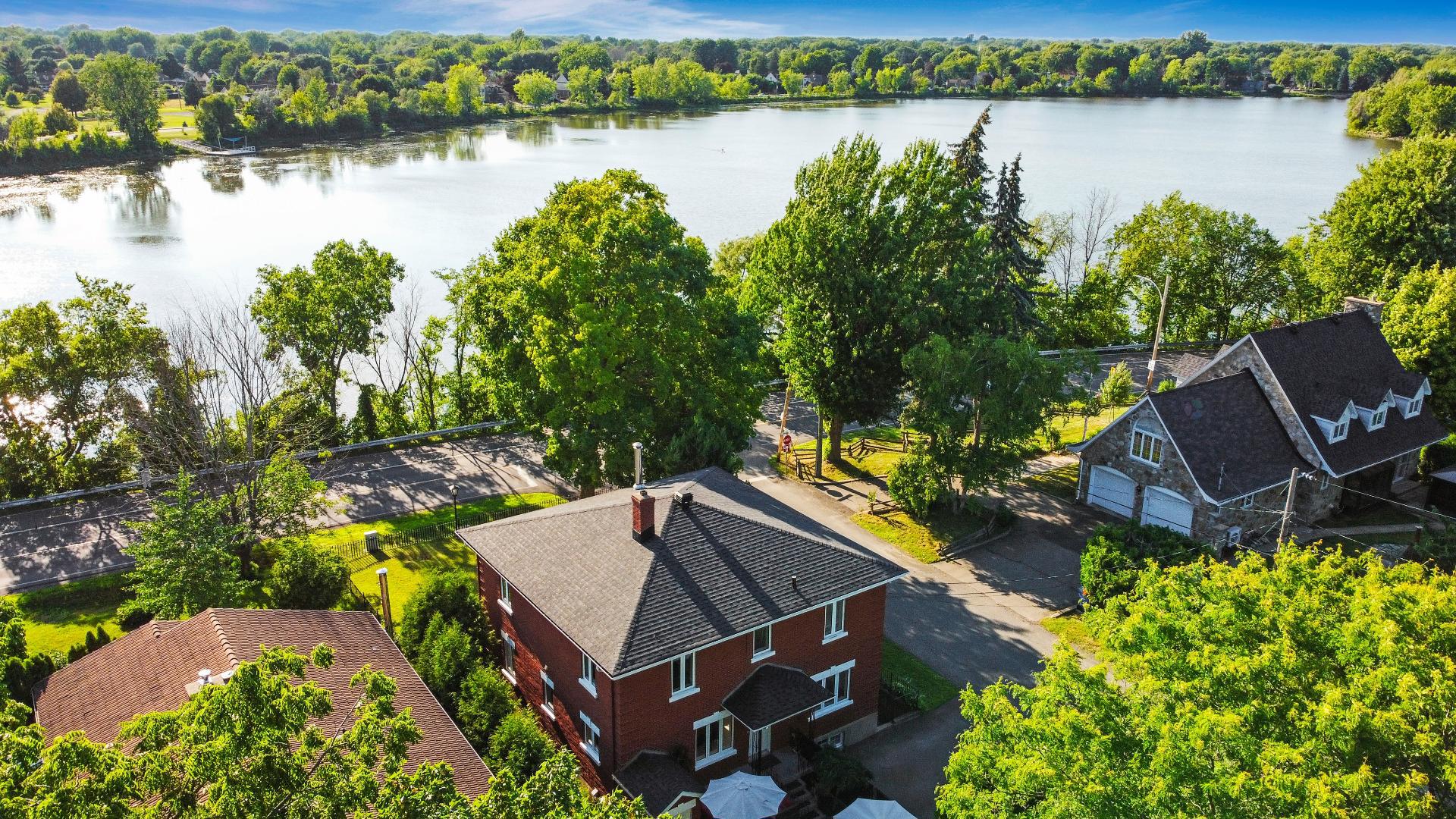 Châteauguay, QC J6J 4J8, Canada, 3 Bedrooms Bedrooms, ,4 BathroomsBathrooms,Residential,Active,201440