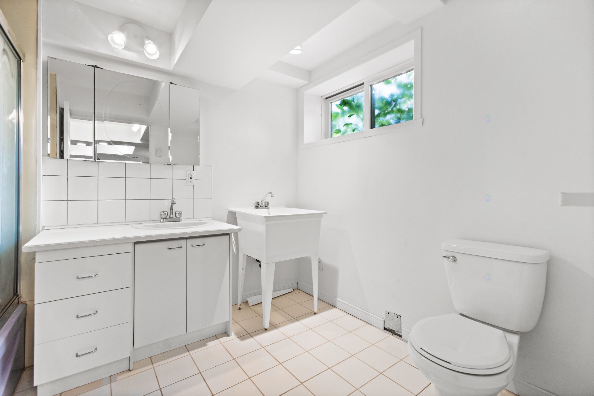 Châteauguay, QC J6J 4J8, Canada, 3 Bedrooms Bedrooms, ,4 BathroomsBathrooms,Residential,Active,201440