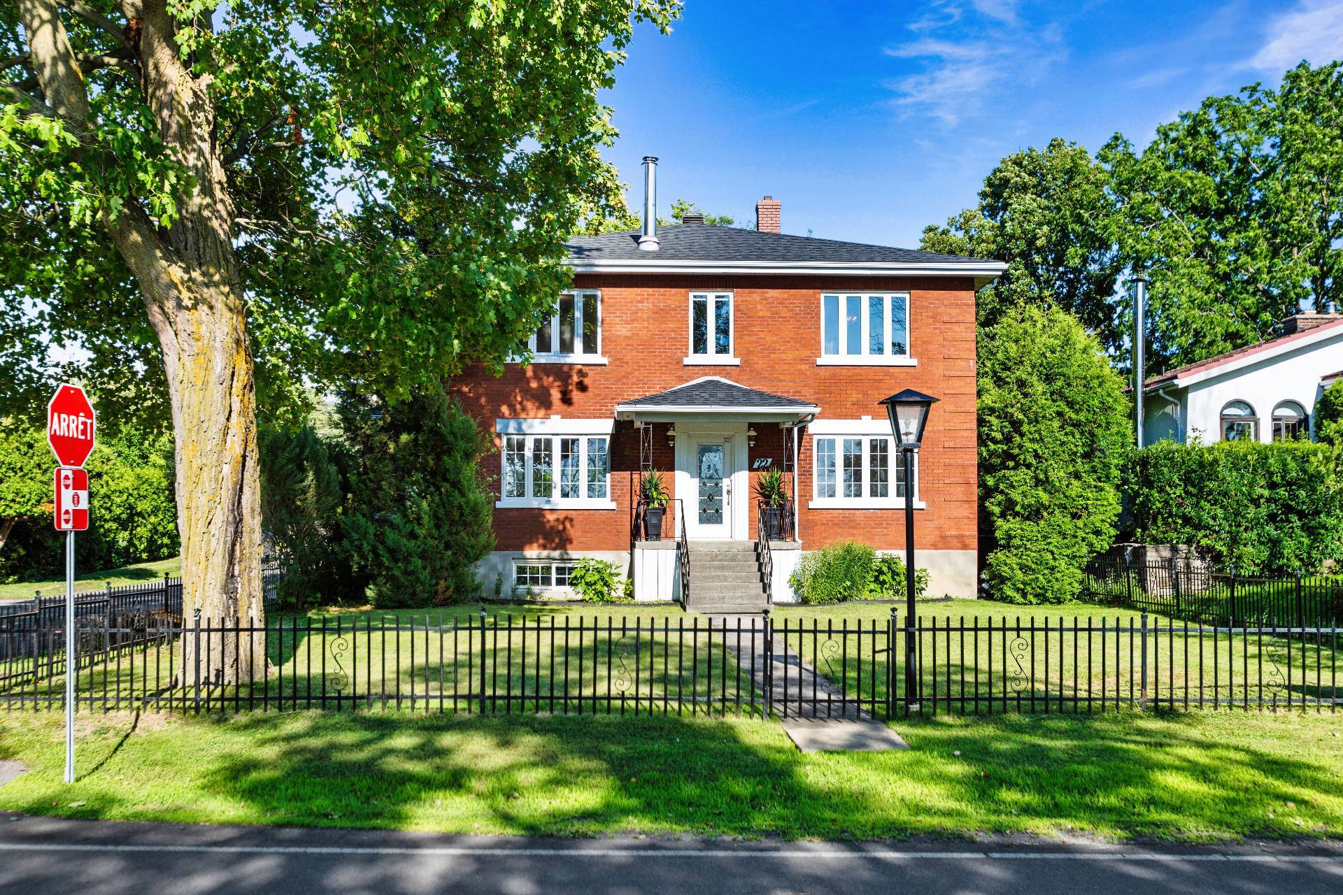 Châteauguay, QC J6J 4J8, Canada, 3 Bedrooms Bedrooms, ,4 BathroomsBathrooms,Residential,Active,201440