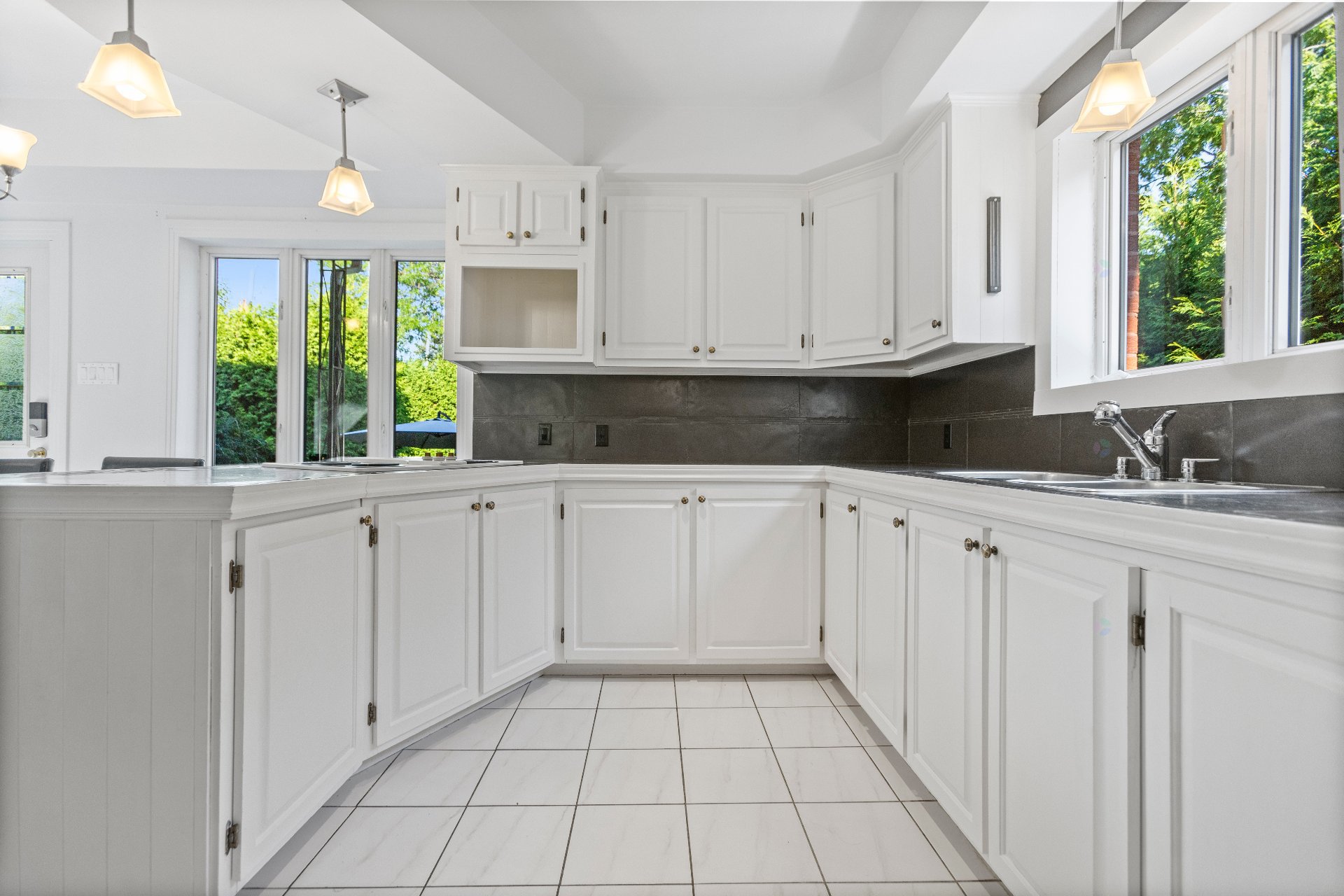 Châteauguay, QC J6J 4J8, Canada, 3 Bedrooms Bedrooms, ,4 BathroomsBathrooms,Residential,Active,201440