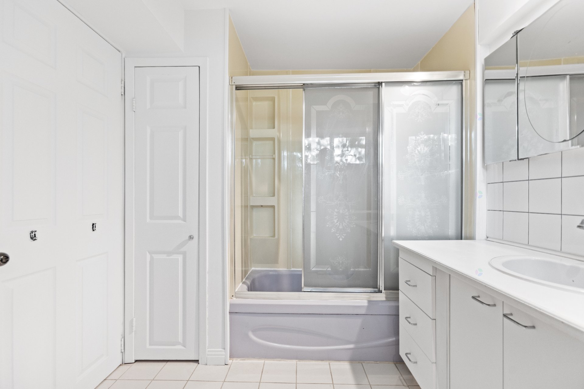 Châteauguay, QC J6J 4J8, Canada, 3 Bedrooms Bedrooms, ,4 BathroomsBathrooms,Residential,Active,201440