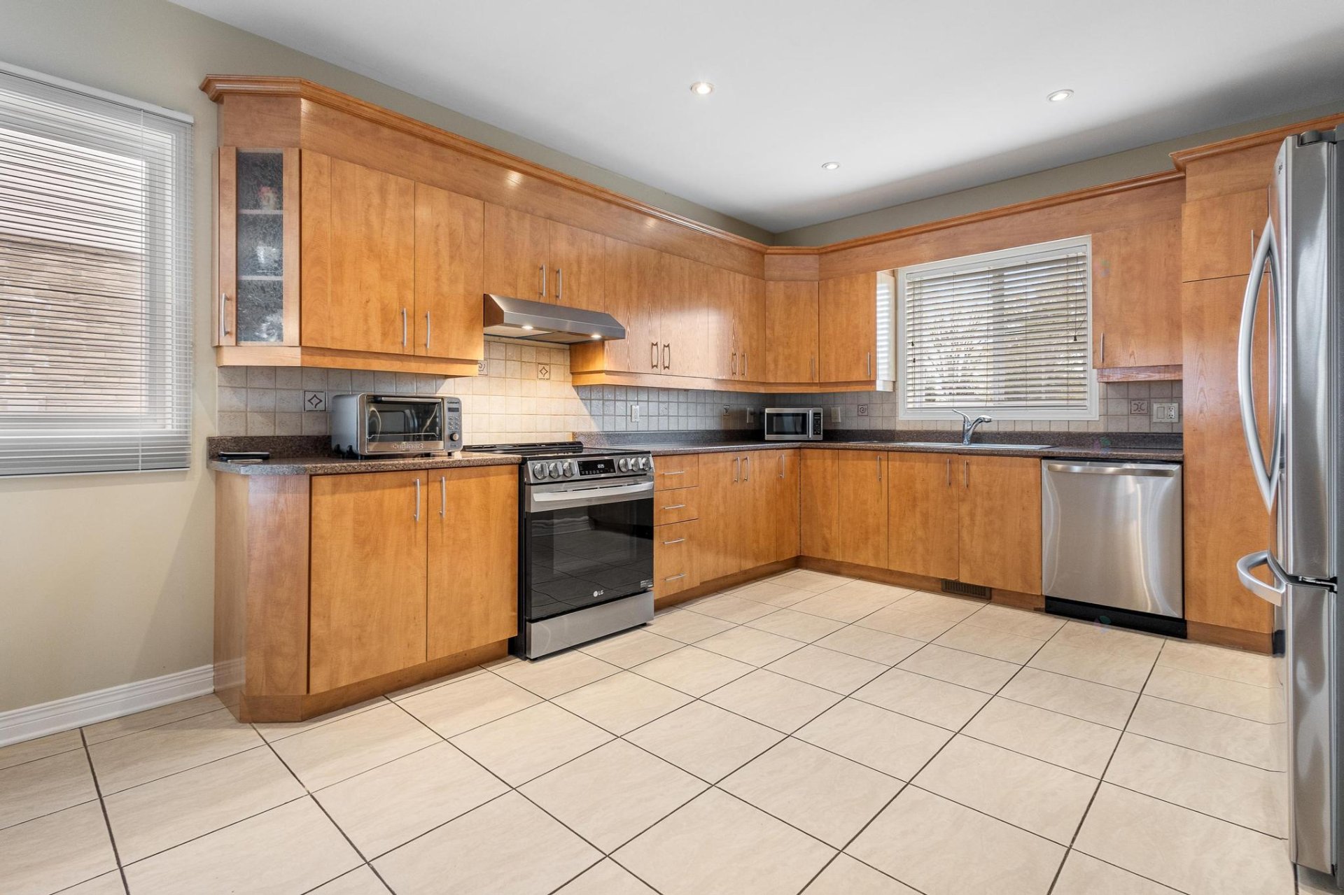 Montréal (Pierrefonds-Roxboro), QC H8Z 2T8, Canada, 4 Bedrooms Bedrooms, ,3 BathroomsBathrooms,Residential,Active,230370