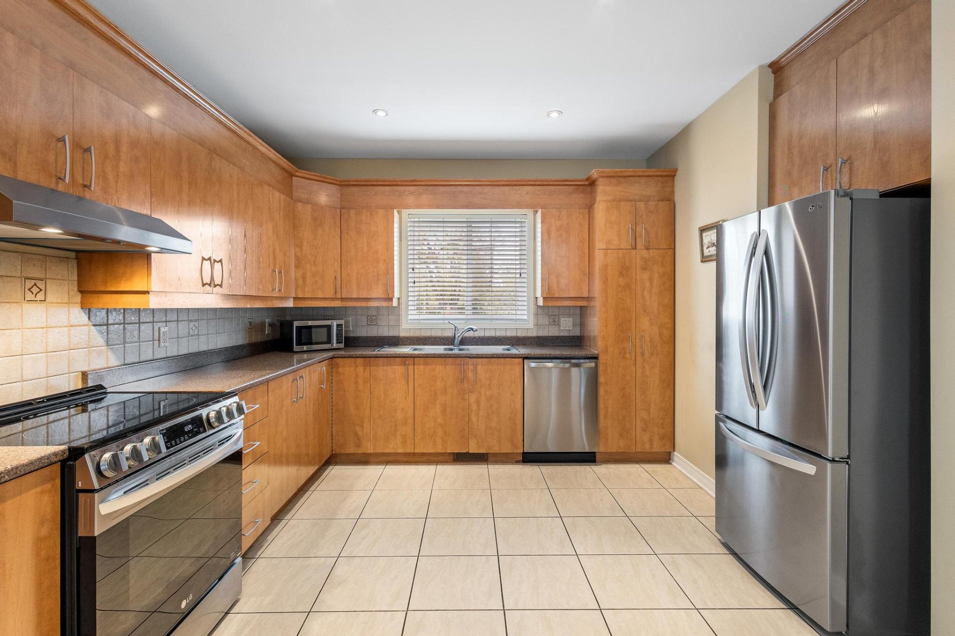 Montréal (Pierrefonds-Roxboro), QC H8Z 2T8, Canada, 4 Bedrooms Bedrooms, ,3 BathroomsBathrooms,Residential,Active,230370