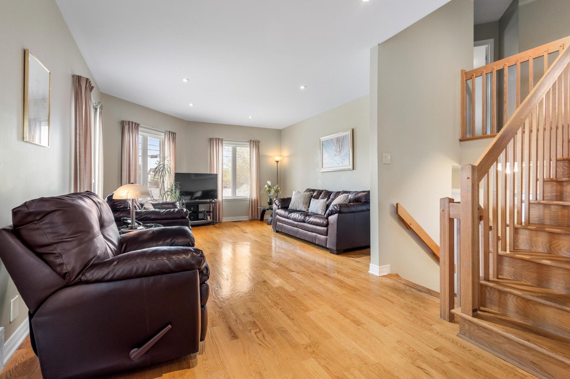 Montréal (Pierrefonds-Roxboro), QC H8Z 2T8, Canada, 4 Bedrooms Bedrooms, ,3 BathroomsBathrooms,Residential,Active,230370