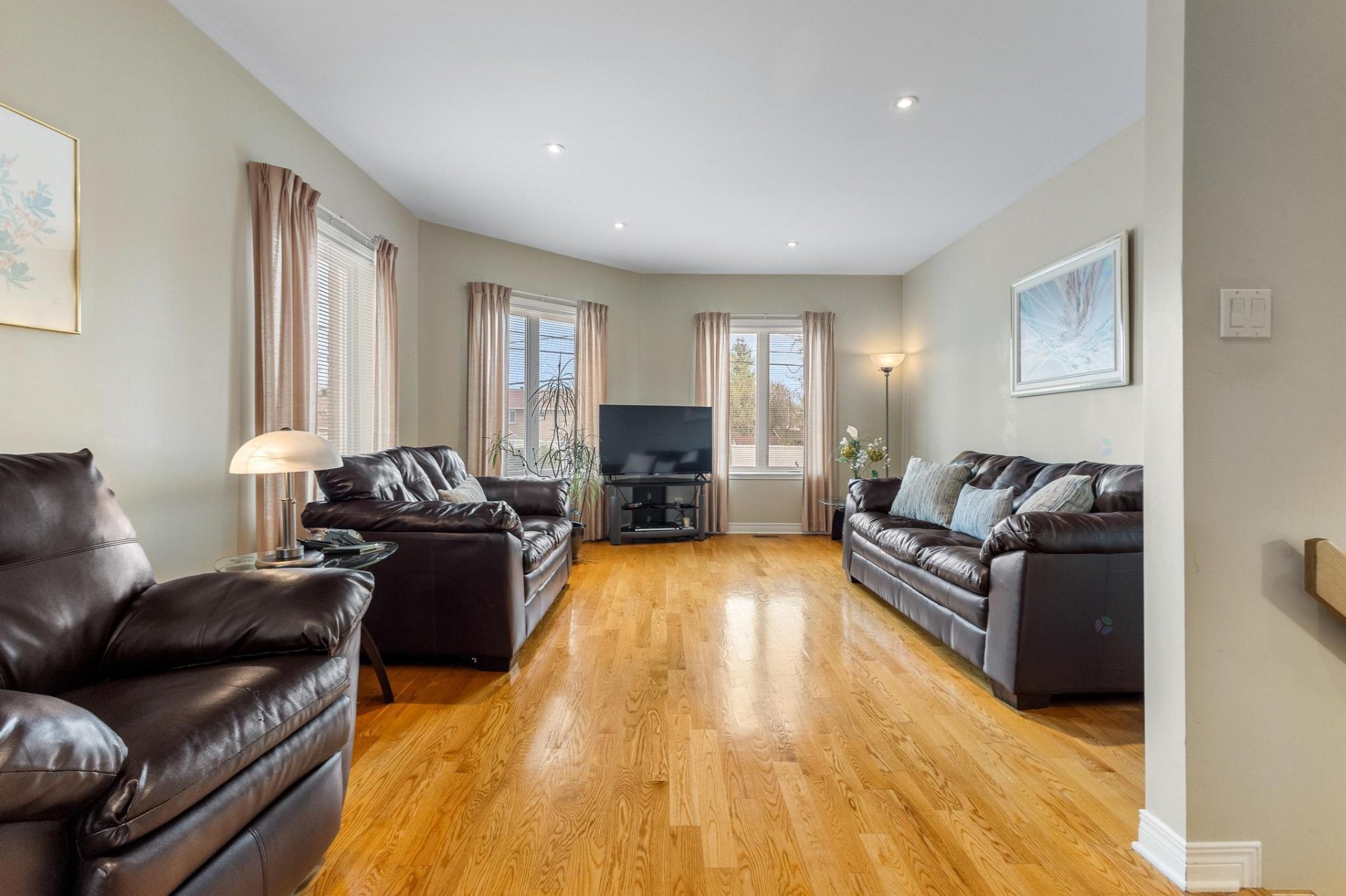 Montréal (Pierrefonds-Roxboro), QC H8Z 2T8, Canada, 4 Bedrooms Bedrooms, ,3 BathroomsBathrooms,Residential,Active,230370