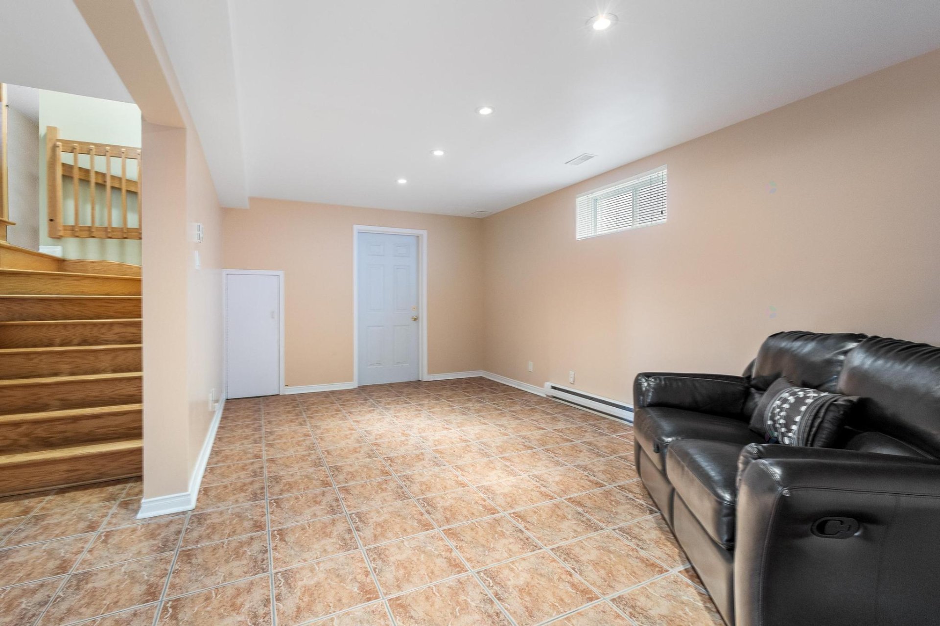 Montréal (Pierrefonds-Roxboro), QC H8Z 2T8, Canada, 4 Bedrooms Bedrooms, ,3 BathroomsBathrooms,Residential,Active,230370