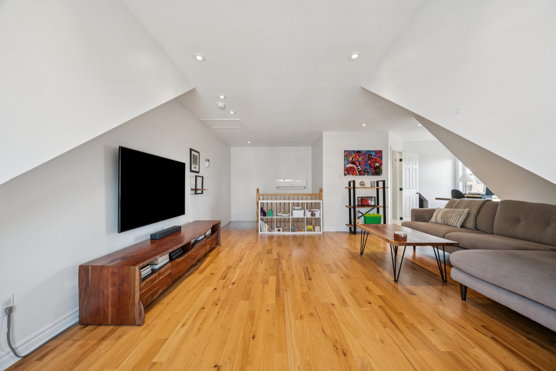 Montréal (Saint-Laurent), QC H4R 3N3, Canada, 3 Bedrooms Bedrooms, ,3 BathroomsBathrooms,Residential,Active,205357