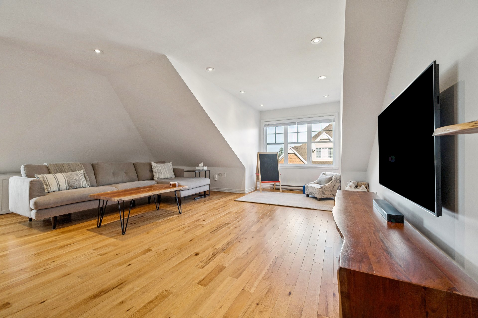 Montréal (Saint-Laurent), QC H4R 3N3, Canada, 3 Bedrooms Bedrooms, ,3 BathroomsBathrooms,Residential,Active,205357