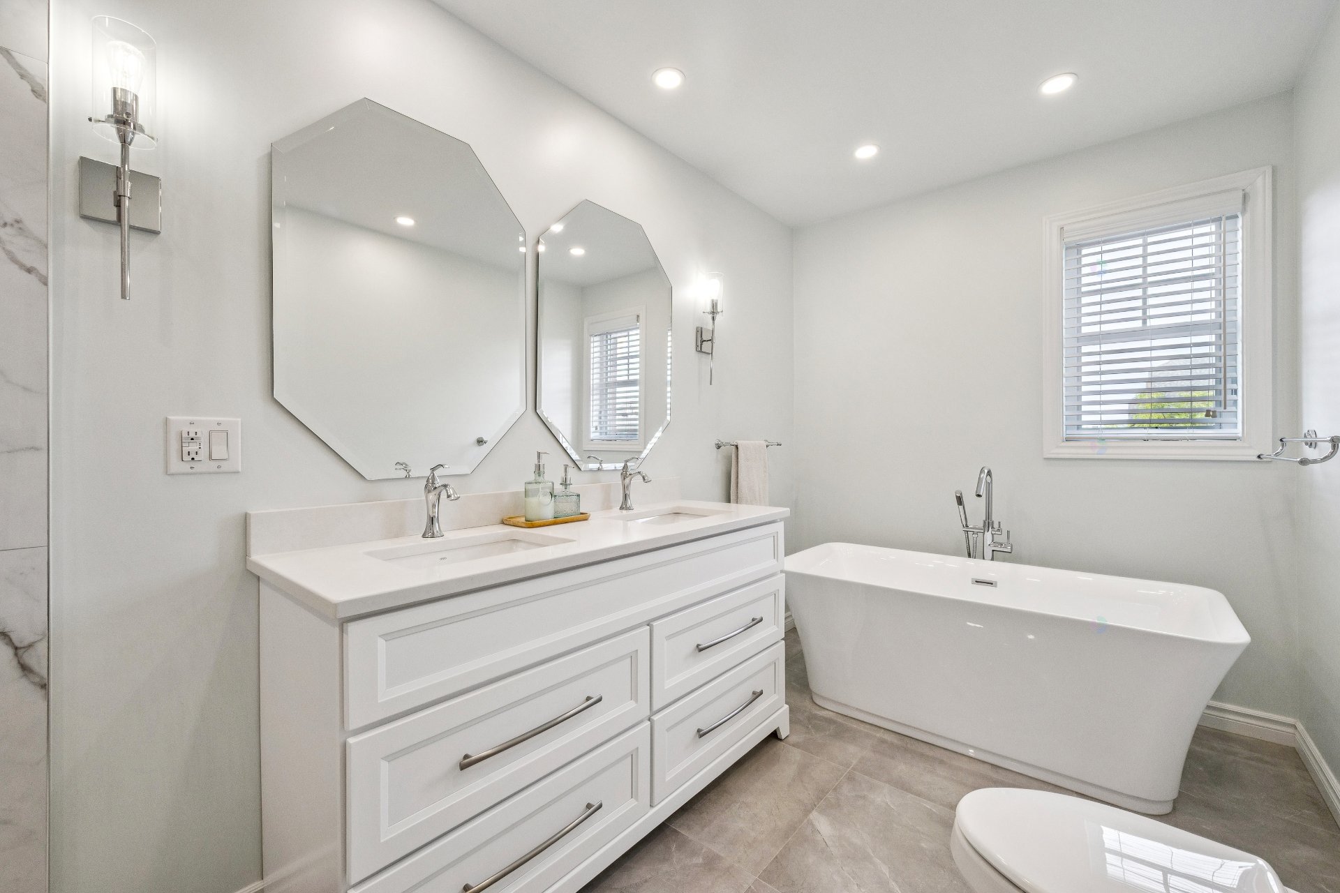 Montréal (Saint-Laurent), QC H4R 3N3, Canada, 3 Bedrooms Bedrooms, ,3 BathroomsBathrooms,Residential,Active,205357