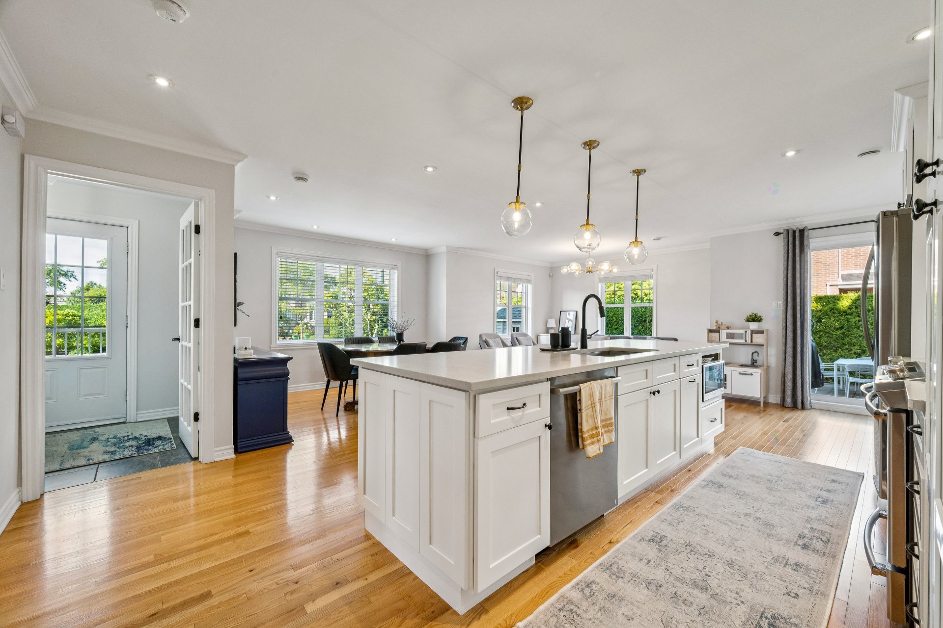 Montréal (Saint-Laurent), QC H4R 3N3, Canada, 3 Bedrooms Bedrooms, ,3 BathroomsBathrooms,Residential,Active,205357