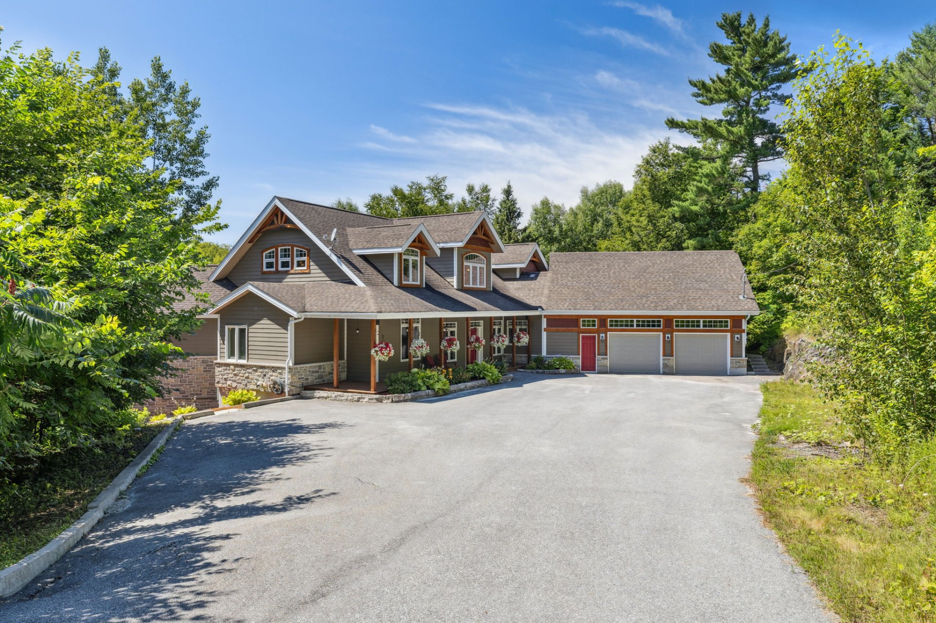 Chelsea, QC J9B 2M2, Canada, 5 Bedrooms Bedrooms, ,4 BathroomsBathrooms,Residential,Active,205494