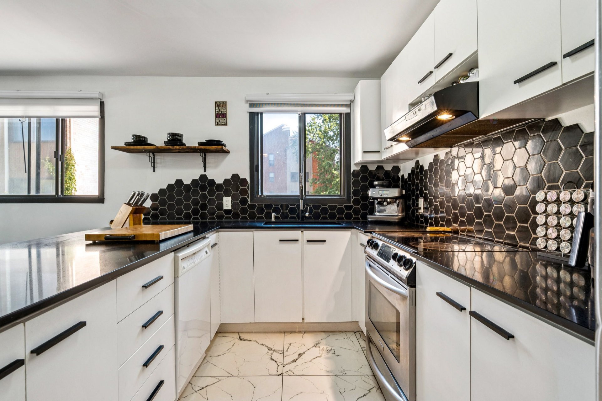 Saint-Lambert, QC J4S 1Y6, Canada, 2 Bedrooms Bedrooms, ,1 BathroomBathrooms,Residential,Active,239695