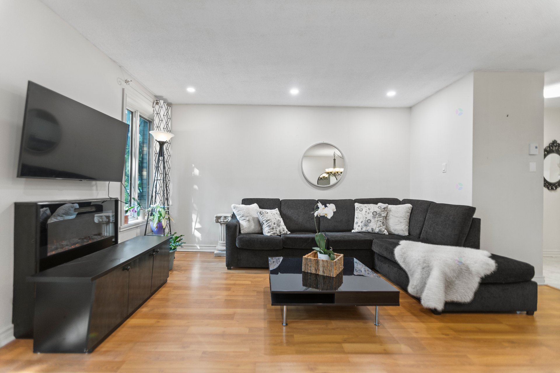 Montréal (Le Sud-Ouest), QC H3J 2S2, Canada, 2 Bedrooms Bedrooms, ,1 BathroomBathrooms,Residential,Active,209837